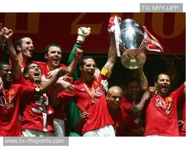 老友重聚费迪南德与范佩西维迪奇共享美好时光合影温馨回忆